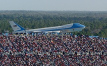 'Team ông Trump' xóa vội tấm hình Air Force One bị tố ‘sai thời điểm’