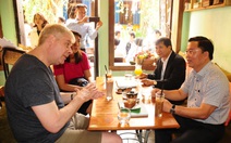 Cả chục lãnh đạo tỉnh Quảng Nam lội bộ ngoài đường, trò chuyện với khách Tây