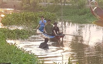 Công an lội kênh tìm vật chứng vụ Tuấn 'khỉ' xả súng ở Củ Chi