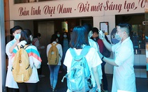 Sinh viên Duy Tân phòng chống dịch COVID-19 trong ngày đầu trở lại trường