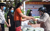 Thầy và trò trường THPT làm 'ATM gạo', người nghèo được nhận cả gạo lẫn rau củ