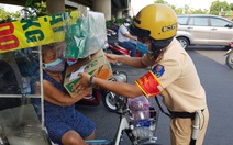 CSGT TP.HCM 'xuống đường' tặng mì gói, nước mắm... bà con khó khăn