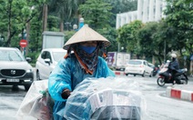 'Nay được ra đường, tôi lại đi nhặt rác, mưa cũng phải cố'