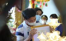 Người cha khóc nghẹn ôm huy hiệu Tuổi trẻ dũng cảm của con trai