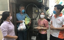 Cán bộ phường nấu cơm, phát gạo cho người nghèo mùa dịch