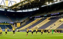 Cầu thủ Dortmund chào khán đài trống vì... không ai đến sân