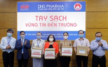 Giáo viên tiểu học được DHG Pharma tài trợ gel rửa tay phòng dịch