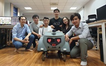 Bạn trẻ ở TP.HCM làm robot nhắc nhở người không đeo khẩu trang