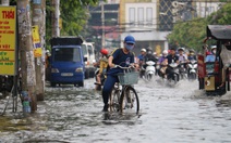 TP.HCM: Mưa như trút nước, người dân lại bì bõm lội