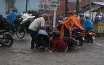 TP.HCM mưa gió mù mịt 2 tiếng: đường ngập khắp nơi, cây đổ, xe ngã...