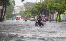 Mưa lớn chiều cuối tuần, nhiều tuyến đường TP.HCM lại mênh mông nước