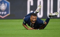 Khoảnh khắc chân của Mbappe gập lại sau pha vào bóng của đối thủ