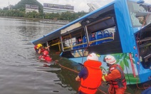 Xe buýt chở học sinh thi đại học lao xuống hồ, ít nhất 21 người thiệt mạng