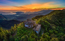 Ngày hè ngắm thác chảy, mây vờn trên đỉnh Bạch Mã