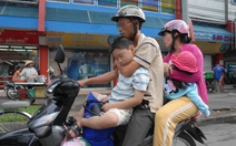 Ra đường, đừng quên bảo hộ cho con
