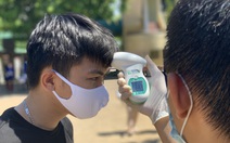 Hàng chục thí sinh phát hoảng vì đo thân nhiệt gần 40 độ C