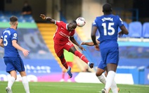 Liverpool thắng dễ 10 người Chelsea