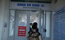 Bé sơ sinh bị bỏ rơi trong khe tường được xuất viện