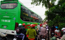 Đường miền Tây về Sài Gòn đã chật, xe đò, xe buýt còn đua nhau bít làn xe máy