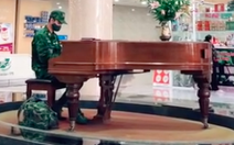 Anh lính chơi đàn giữa bệnh viện: 'Ai cũng mệt, mình đàn cho mọi người thư giãn'