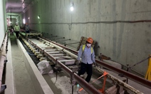 Video: Lắp đặt những đoạn đường ray cuối cùng tuyến metro Bến Thành - Suối Tiên