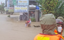 'Nước lên lẹ quá, vô nhà ào ào, chúng tôi chỉ kịp leo lên tầng thượng'