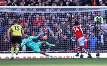 Aubameyang đá hỏng penalty, Arsenal chật vật đá bại Watford