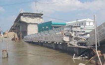Đang xây dựng, cầu 54 tỉ đồng rơi nhịp chính xuống sông
