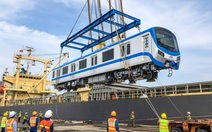 Bốc dỡ tàu metro số 1 lên xe siêu trường, siêu trọng