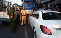 Ngồi xe Mercedes nói nhảm kiểu 'ngáo đá', lộ thêm nhiều túi chứa ma túy
