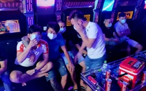 Kiểm tra quán karaoke rạng sáng, phòng chủ đầy dao, phòng khách đầy ma túy