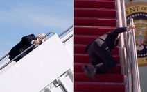 Ông Biden vấp té 3 lần khi lên Air Force One do gió lớn?