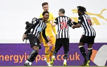 Đánh rơi chiến thắng trước Newcastle, Tottenham lỡ cơ hội vào tốp 4