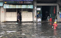 Mới mưa ‘sương sương’, dân đường Nguyễn Hữu Cảnh đã bị bì bõm
