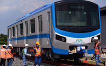 Đoàn tàu metro đã được đặt lên đường ray depot Long Bình