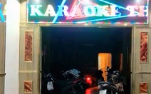 Quán karaoke bên ngoài cửa đóng then cài, bên trong nhân viên múa thoát y