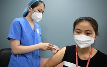 'Mong được tiêm vắc xin và trở lại làm việc'
