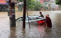 TP Lào Cai mưa lớn, nhiều ôtô chìm trong nước