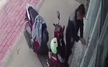 Kẻ gian dùng dây kẽm chốt cửa, 'nhốt' cô gái trong nhà để lấy trộm xe máy