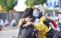 Phụ huynh trong kỳ thi đặc biệt: 'Đừng lo, có mẹ đang chờ'