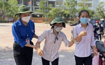 Ước mơ trở thành phóng viên của nữ sinh 11 năm đến trường nhờ đôi chân của mẹ