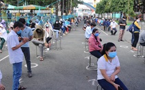 TP.HCM: Hàng nghìn người xếp hàng xét nghiệm COVID-19 lấy 'giấy thông hành'