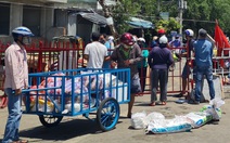 'Gói ghém' gạo, rau củ quả gửi người thân ở Đà Nẵng trước giờ 'ai ở đâu ở đó'