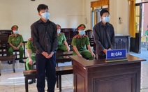Nhậu xỉn đánh công an trực chốt, 2 thanh niên lãnh 30 tháng tù