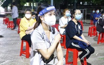 Người dân Gò Vấp đi tiêm vắc xin trong đêm