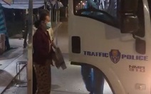 CSGT dùng xe đặc chủng chở hai vợ chồng đi bộ từ bệnh viện về nhà trong đêm