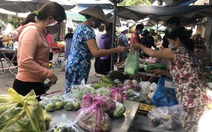 Chợ ở TP.HCM 'biến hình' với các đội bán hàng lưu động, bán theo 'combo'