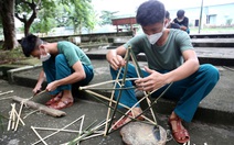 Bộ đội chẻ tre làm lồng đèn tặng trẻ em khó khăn, mồ côi vui Trung thu