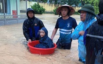 Mưa lớn, nhiều tuyến đường như sông, Quảng Ninh cho xe tải quân sự đón học sinh