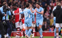 Arsenal mất người, 'Man xanh' thắng ngược ở phút cuối